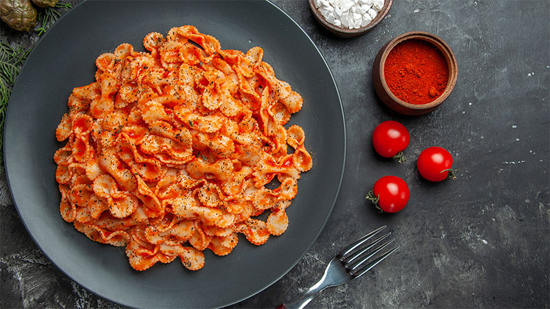 Farfalle con sugo di pomodoro e origano