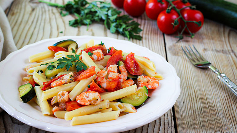 Pasta con gamberi e zucchine