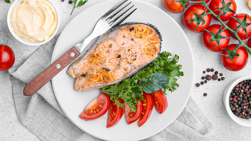 Fetta di salmone con pomodorini