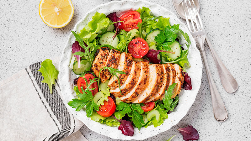 Pollo alla griglia con insalata
