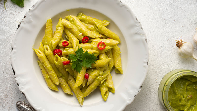 Pasta con pesto e peperoni