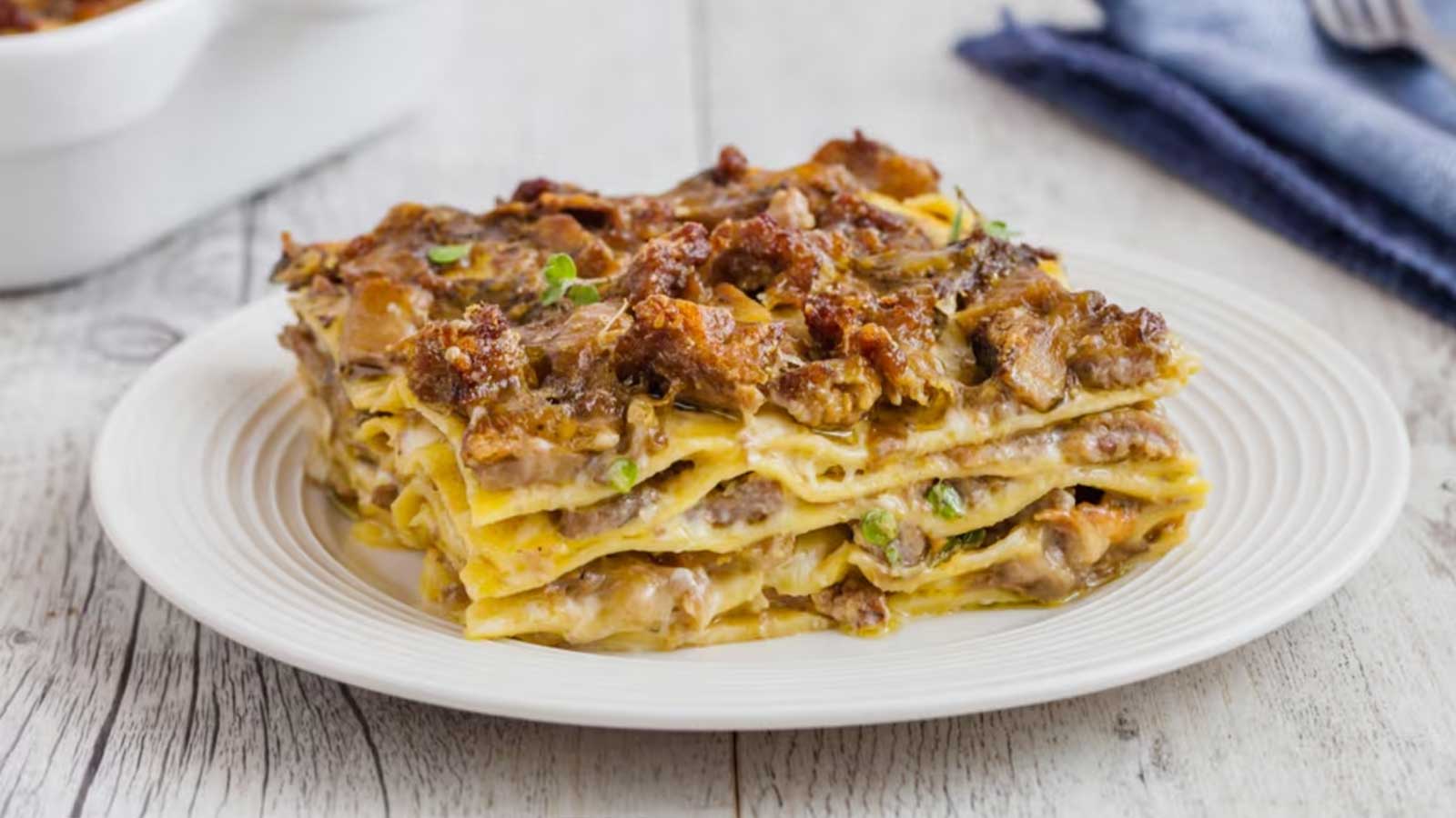 Lasagna con funghi e salsiccia