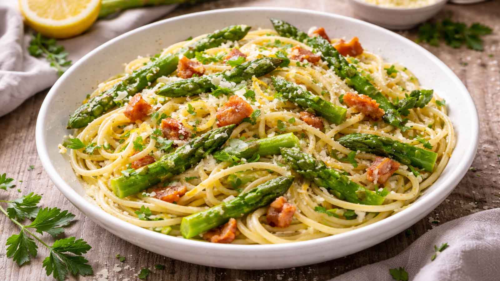 Spaghetti con asparagi e pancetta
