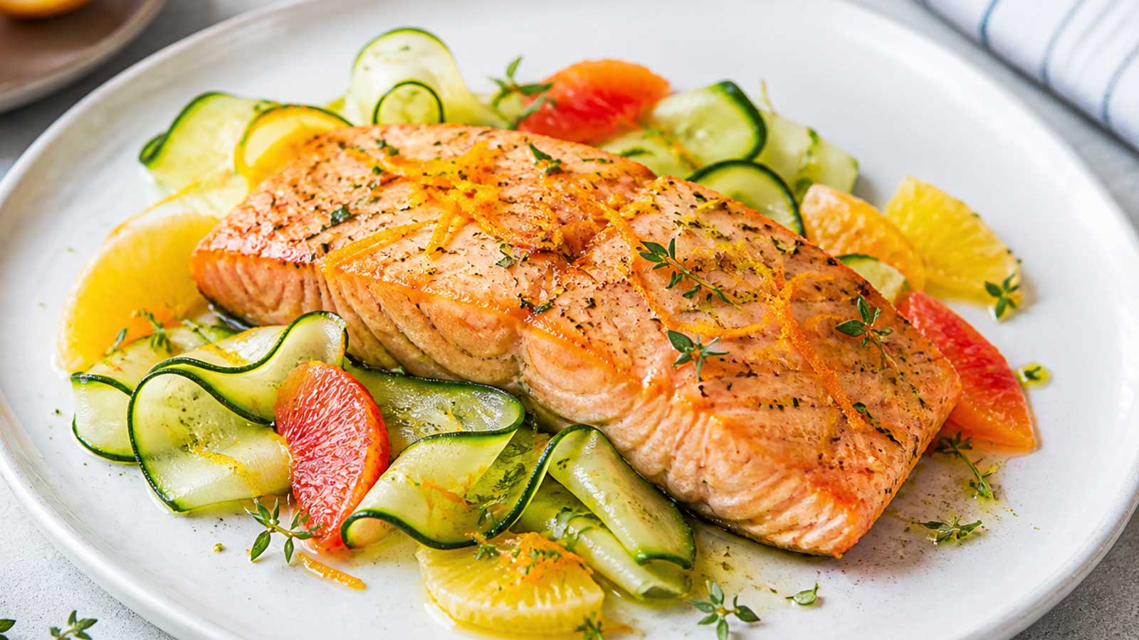 Filetto di salmone con zucchine e agrumi