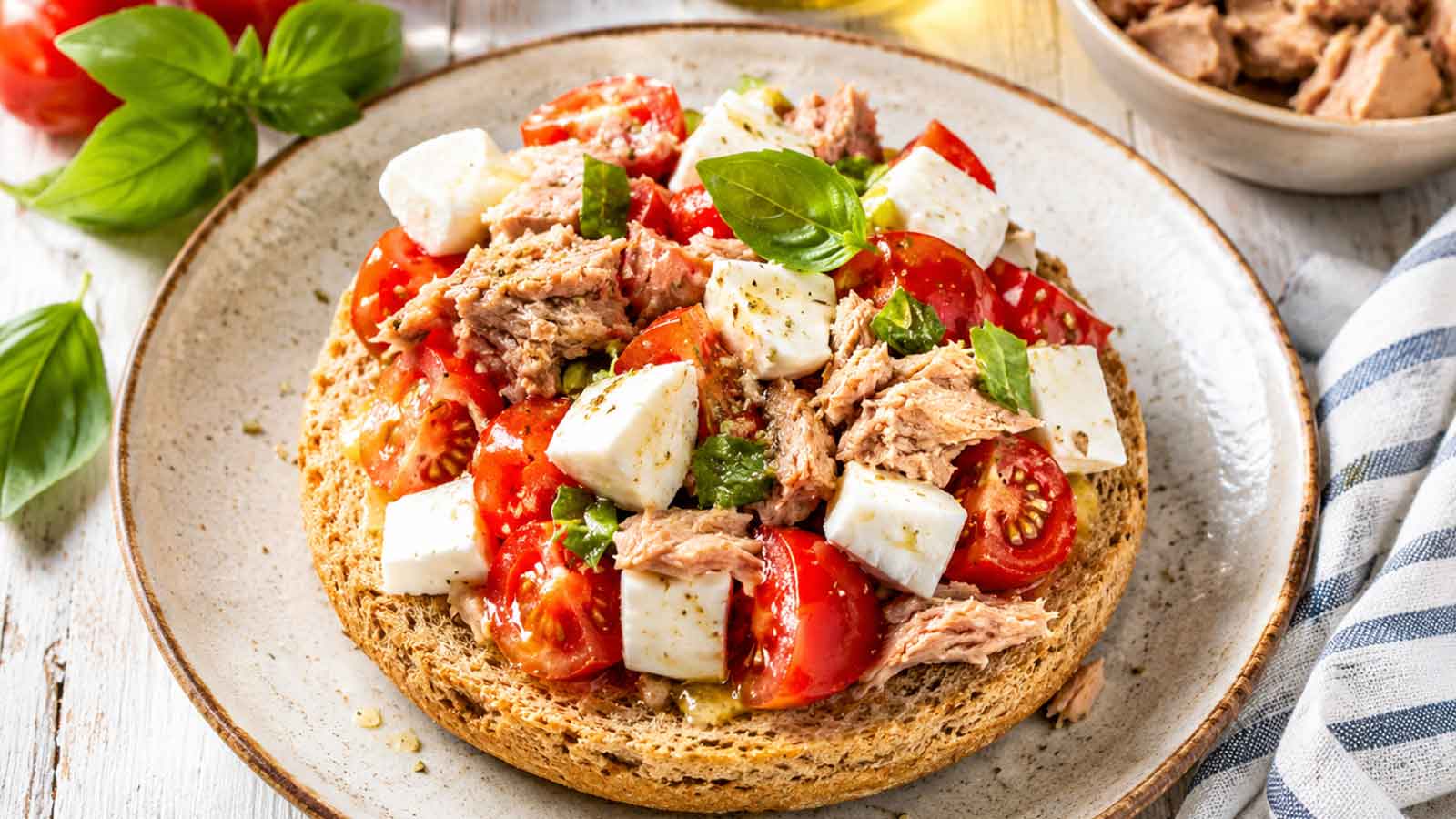 Fresella con pomodorini, tonno e mozzarella