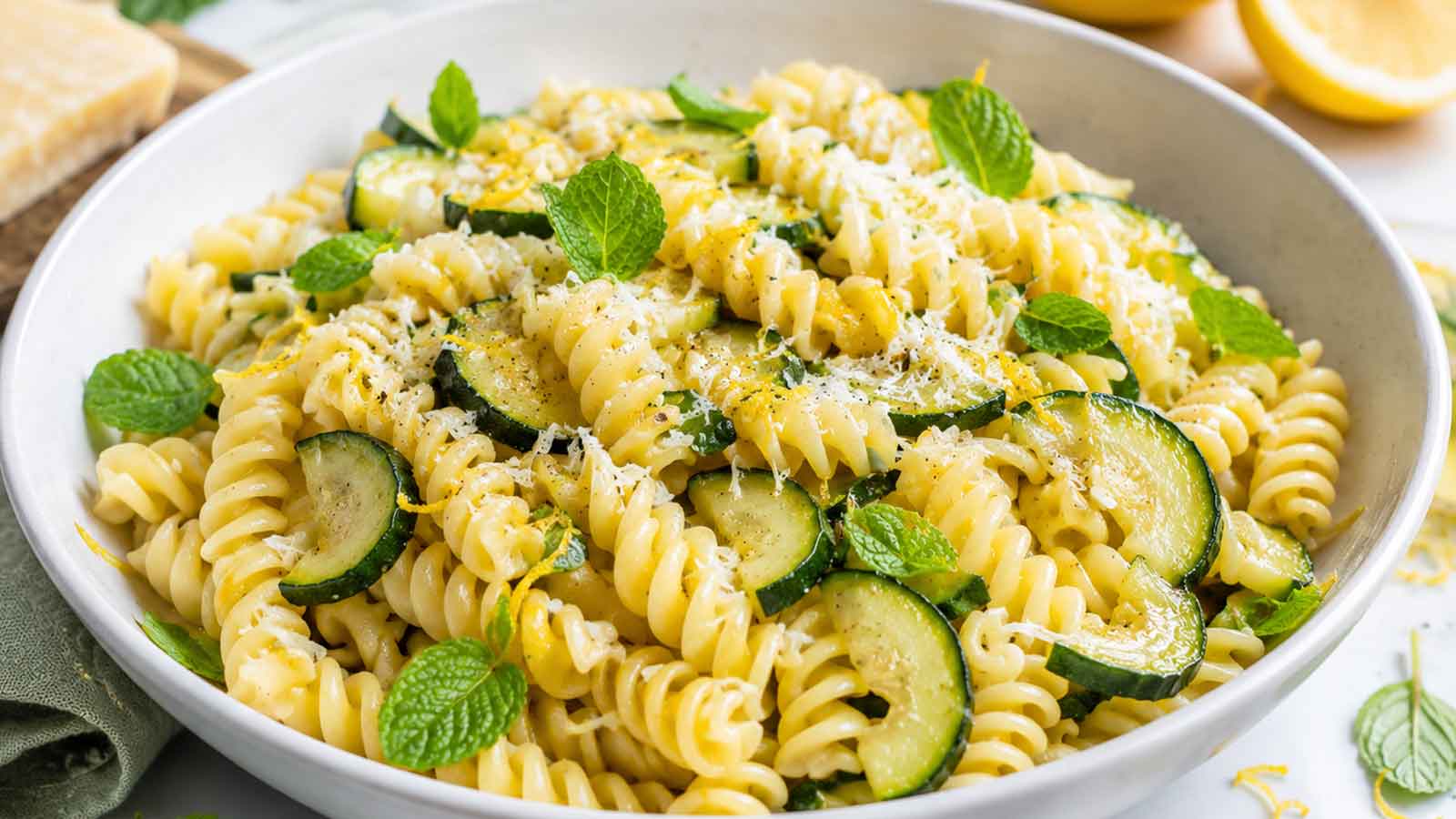 Fusilli con zucchine, menta e limone